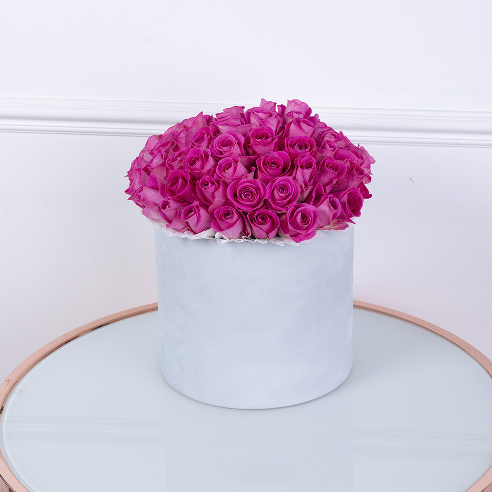 Букет из 51 розовой розы в серой бархатной шляпной коробке