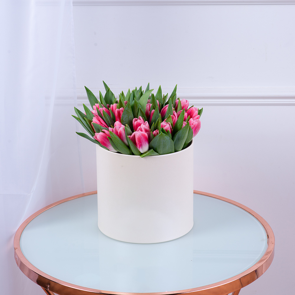 51 Бело-малиновый тюльпан в кремовой шляпной коробке