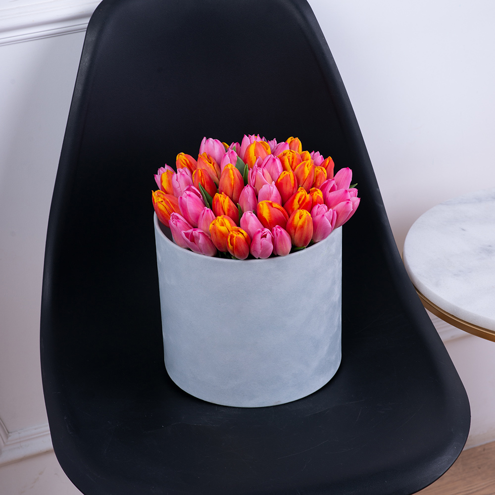 Букет микс из 51 тюльпана в серой бархатной шляпной коробке