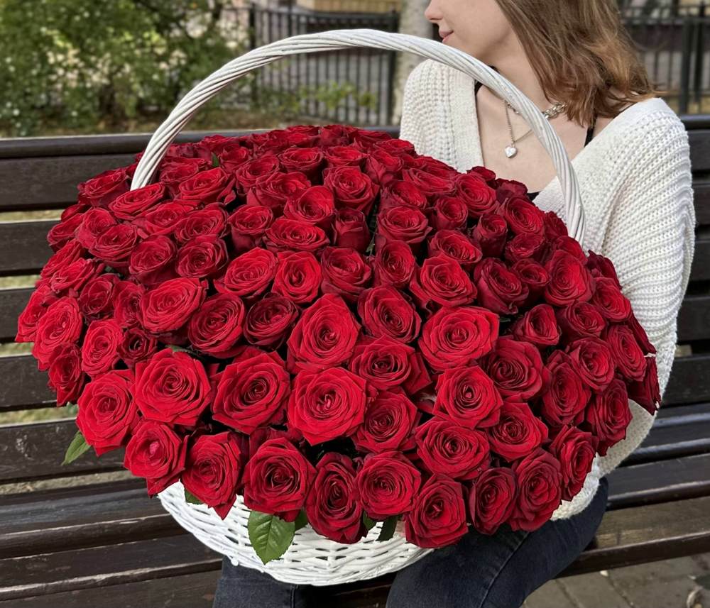 151 красная роза в корзине