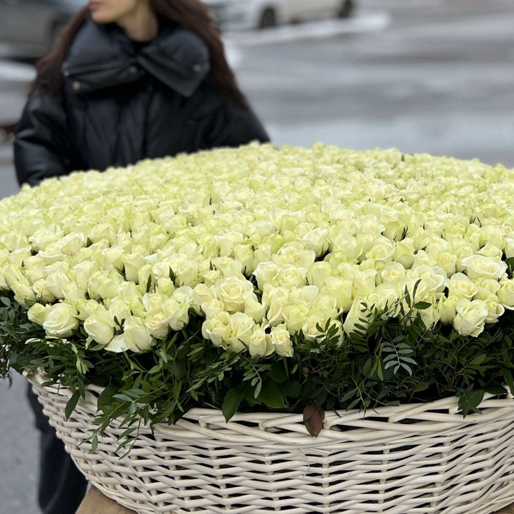 Шикарная корзина из 1001 белой розы 