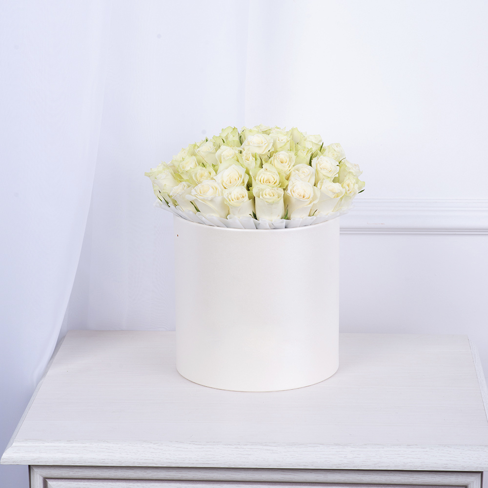 Букет из 35 белых роз в кремовой шляпной коробке