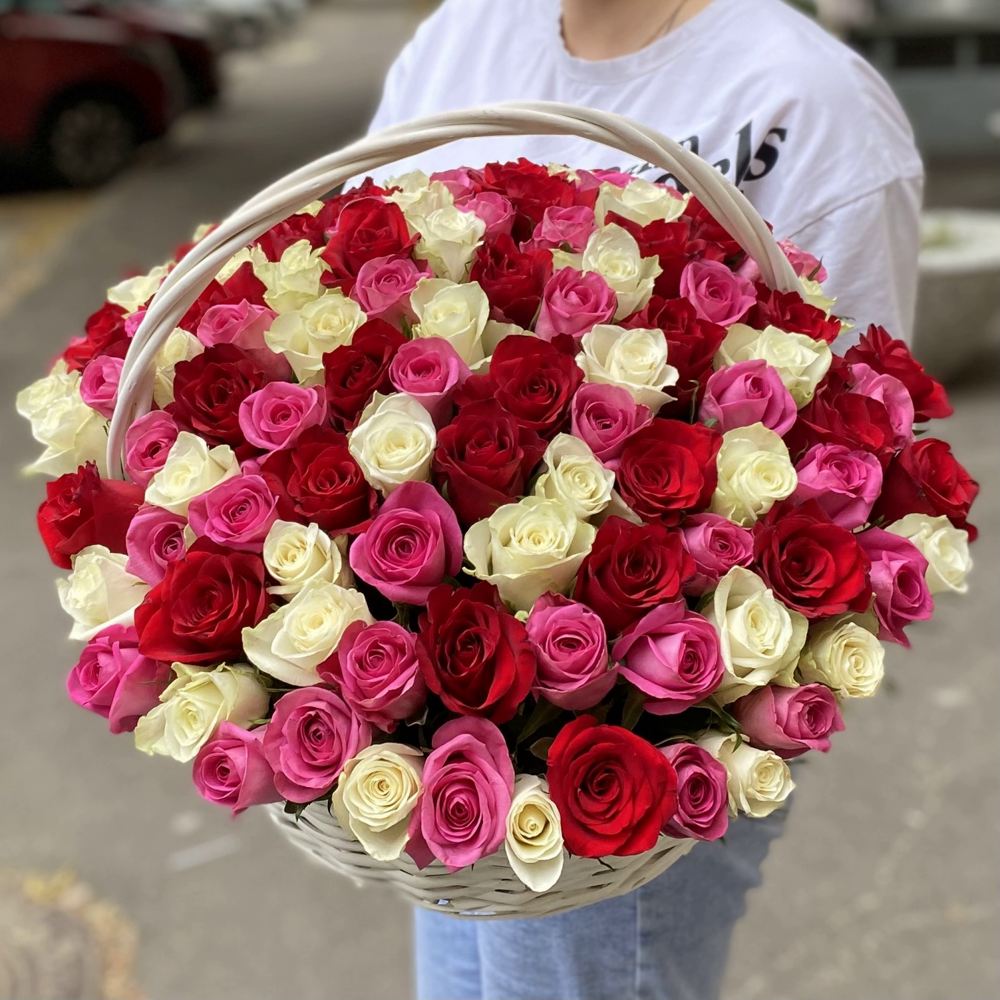 101 роза микс в корзине с лентой