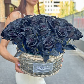 51 черная роза в корзине