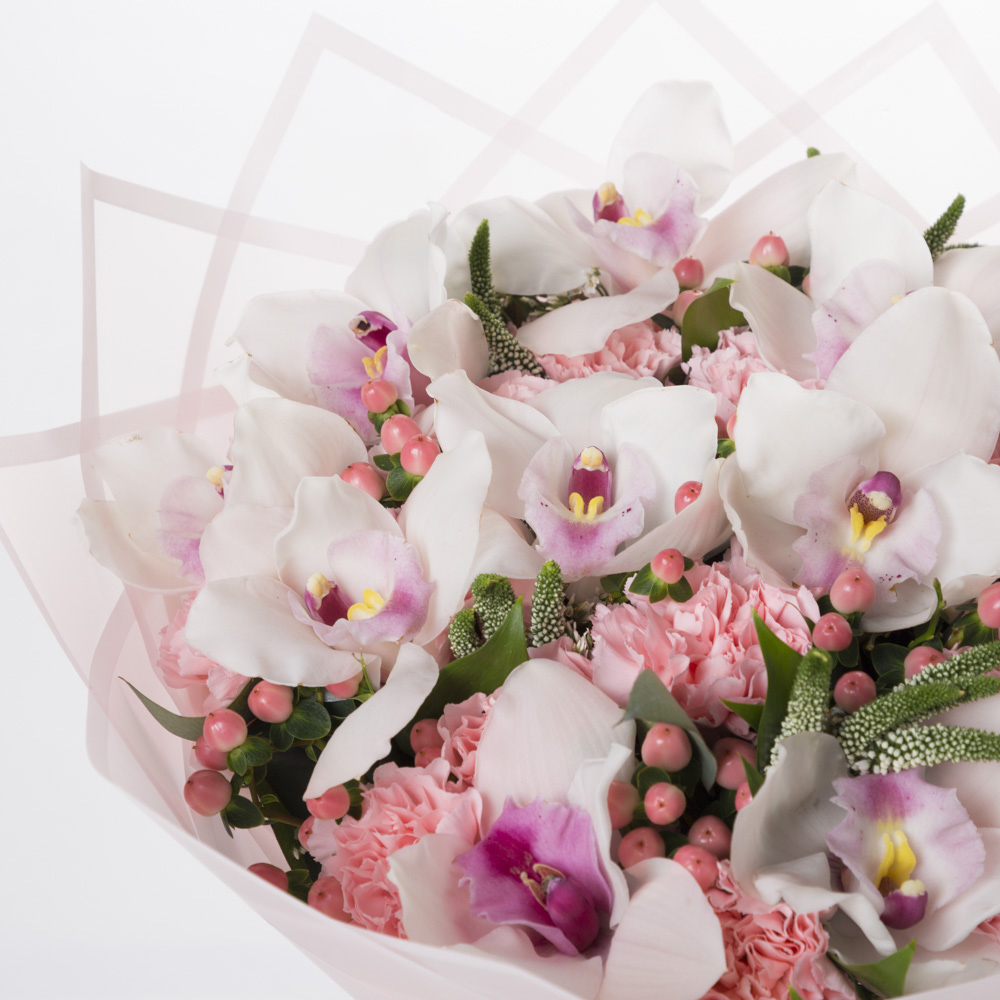 Букет с орхидеей и гвоздикой