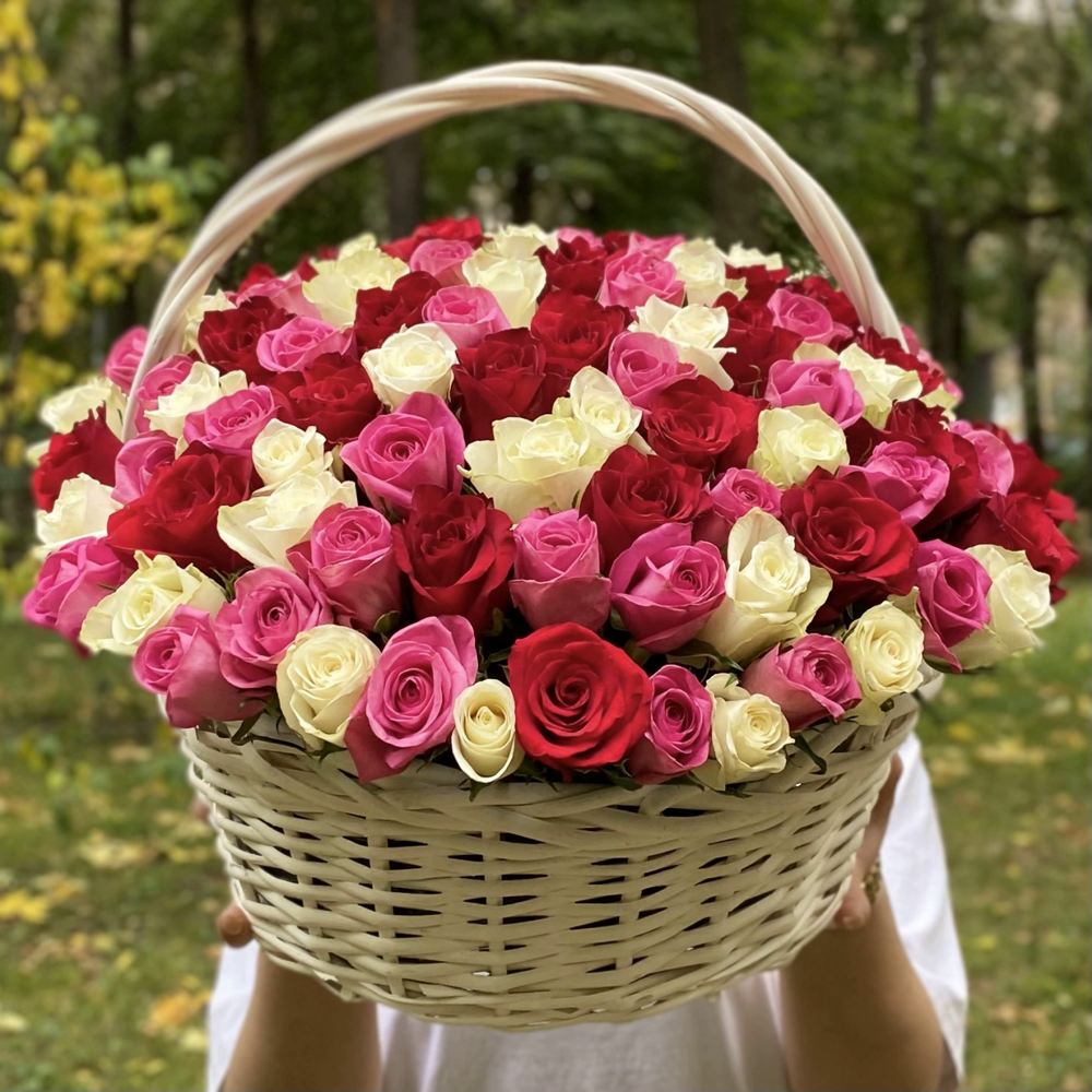 101 роза микс в корзине с лентой
