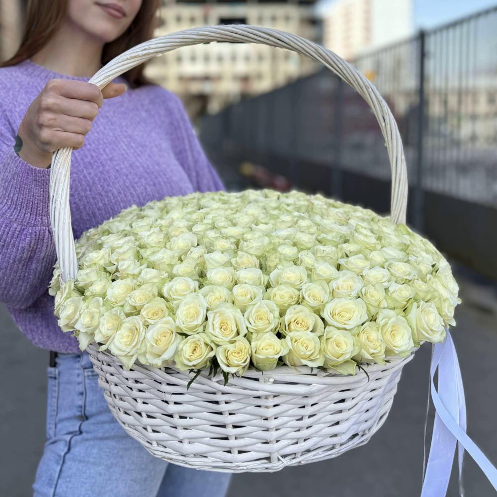 201 белая роза в корзине с лентой