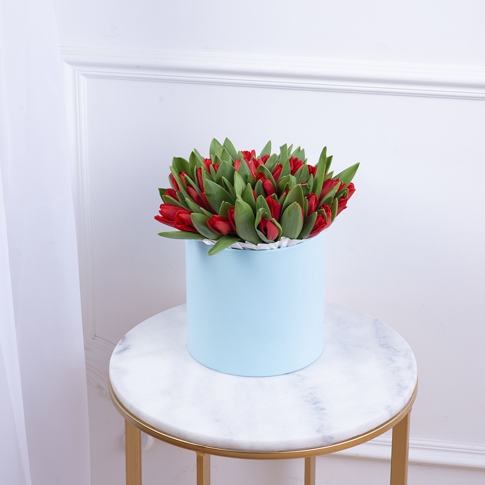 51 красный тюльпан в голубой шляпной коробке