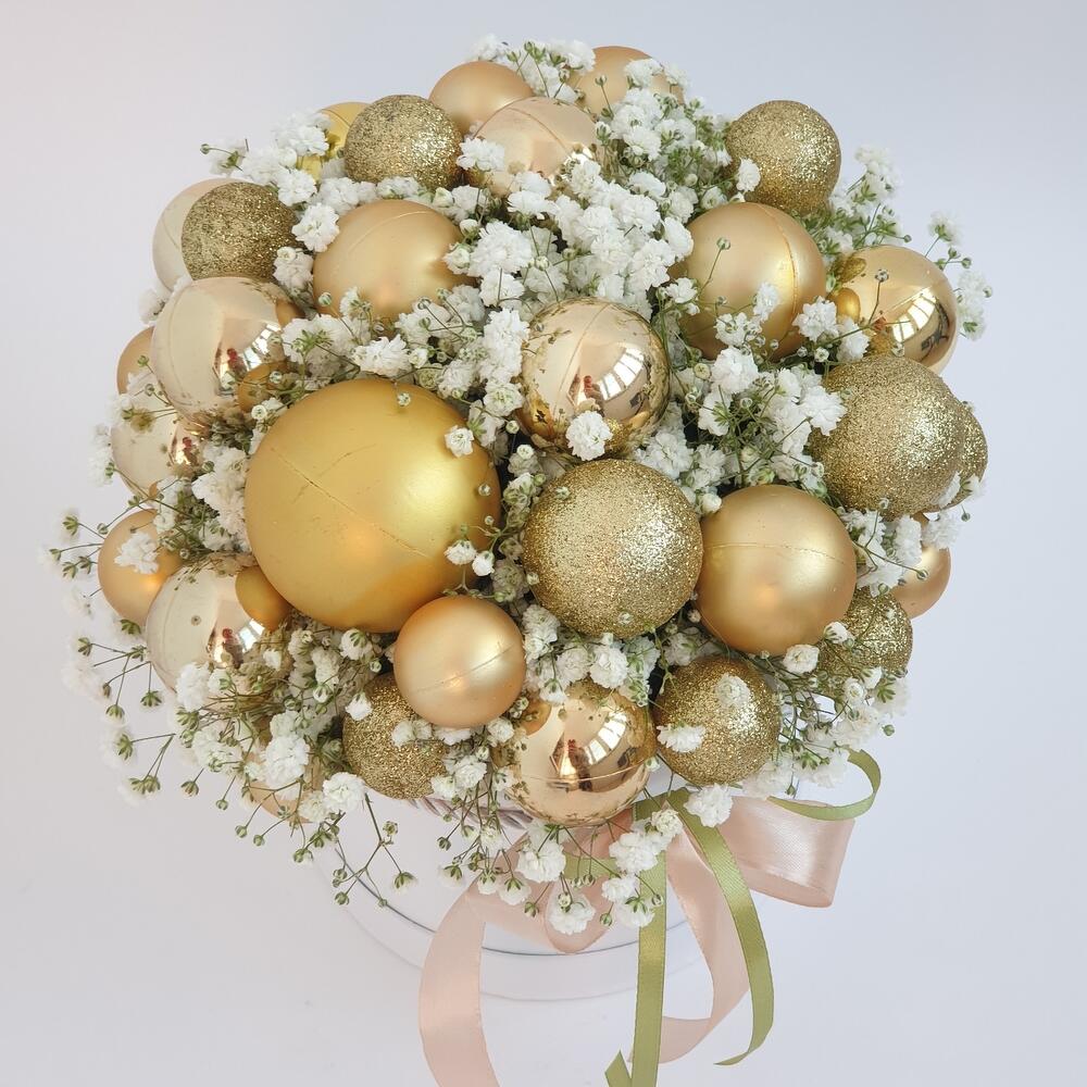 Новогодняя композиция в шляпной коробке из гипсофилы и новогодних шаров