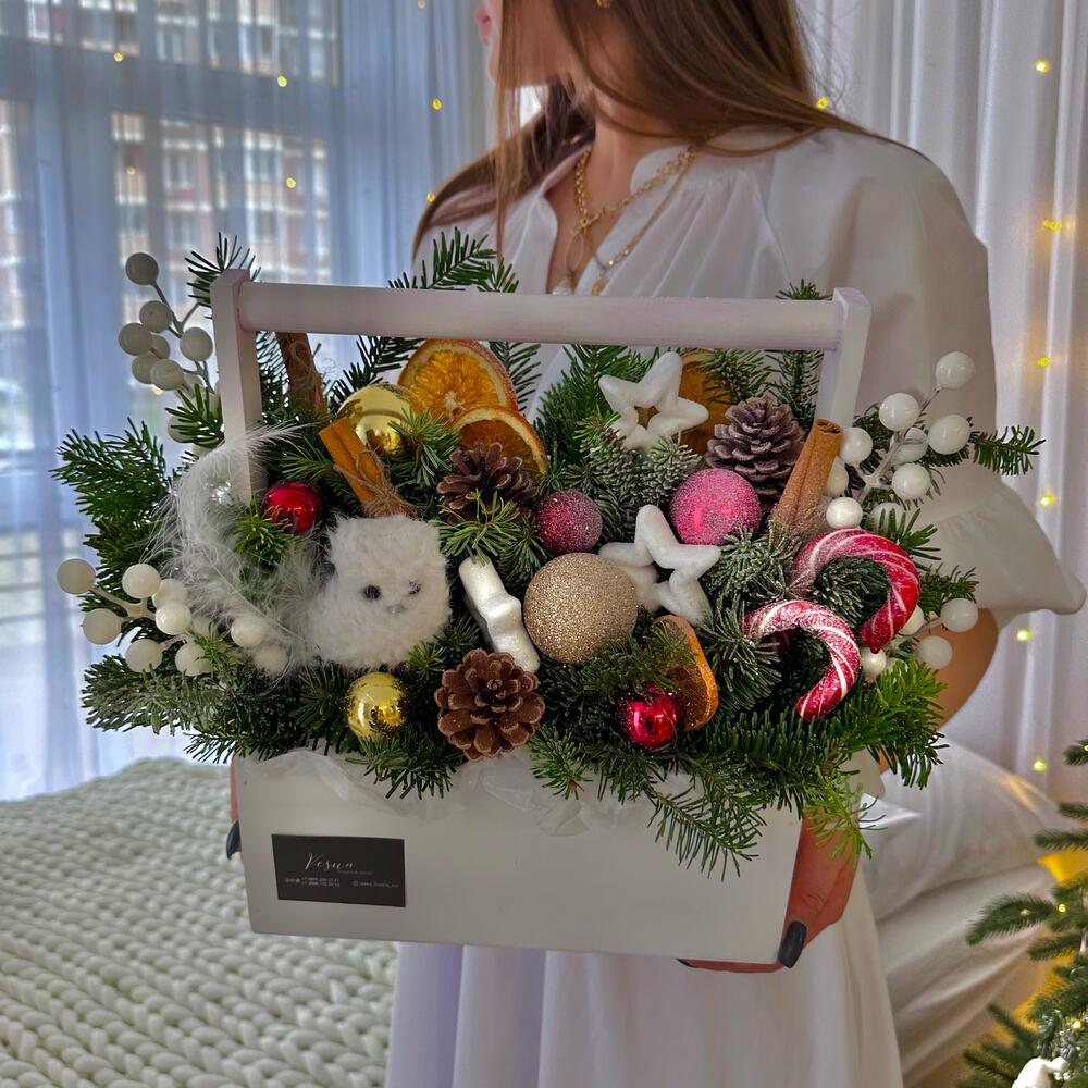 Зимняя композиция с живой елью, леденцами и декором