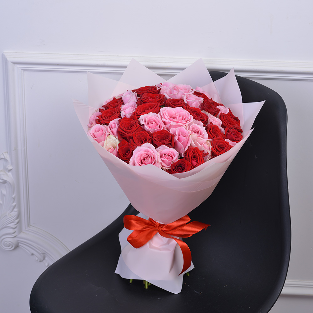 Букет из 51 разноцветной розы premium 40 см