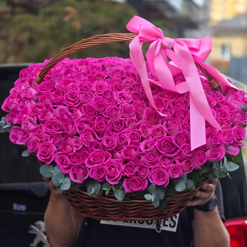 201 малиновая роза в корзине с лентой