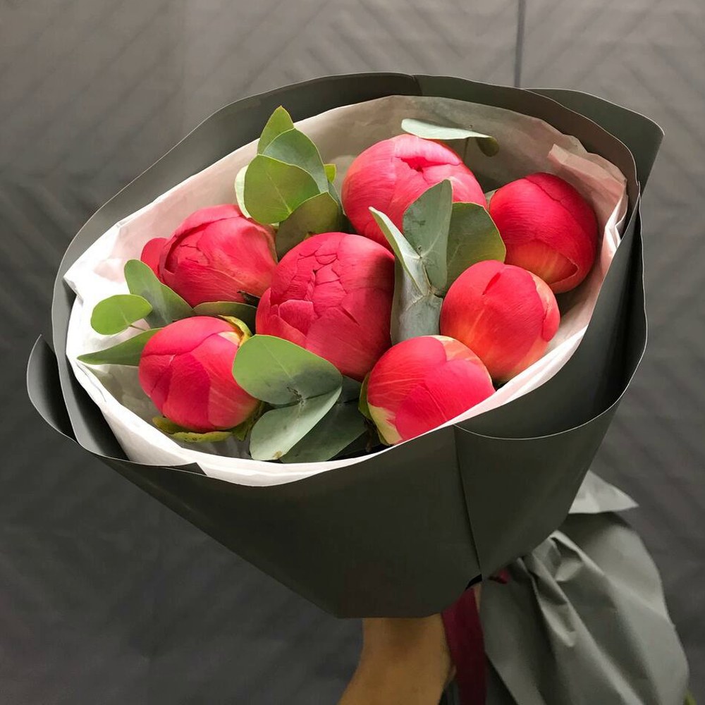 Букет из 7 коралловых пионов