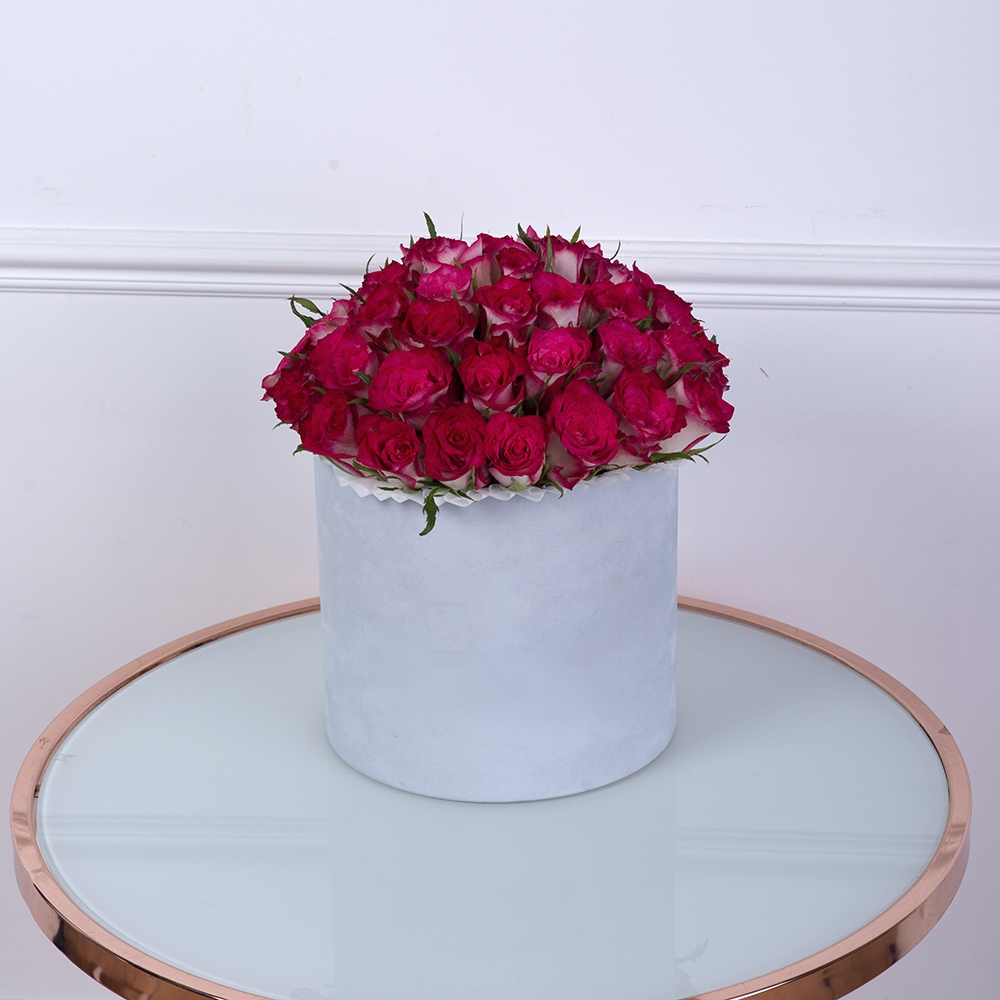 Букет из 51 бело-малиновой розы в серой бархатной шляпной коробке