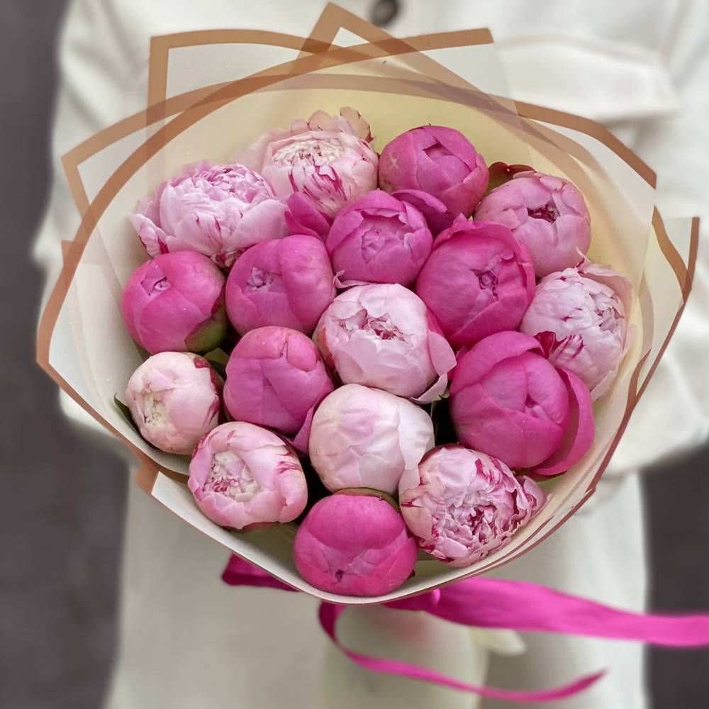 Букет из 17 разноцветных пионов