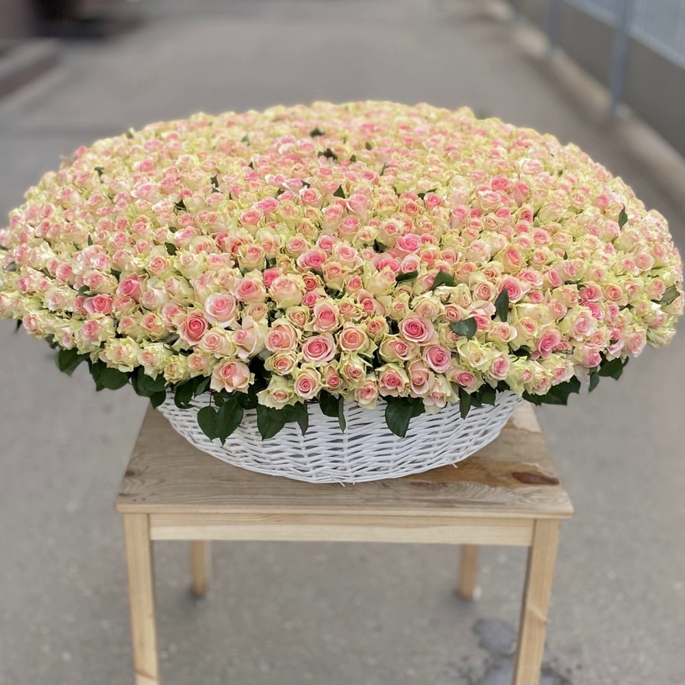 Шикарная корзина из 1001 нежно-розовой розы 