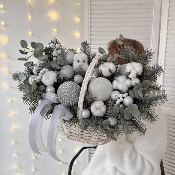 Зимняя корзина с нобилисом, эвкалиптом и новогодним декором