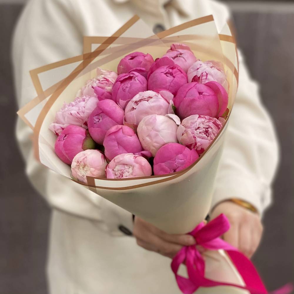 Букет из 17 разноцветных пионов