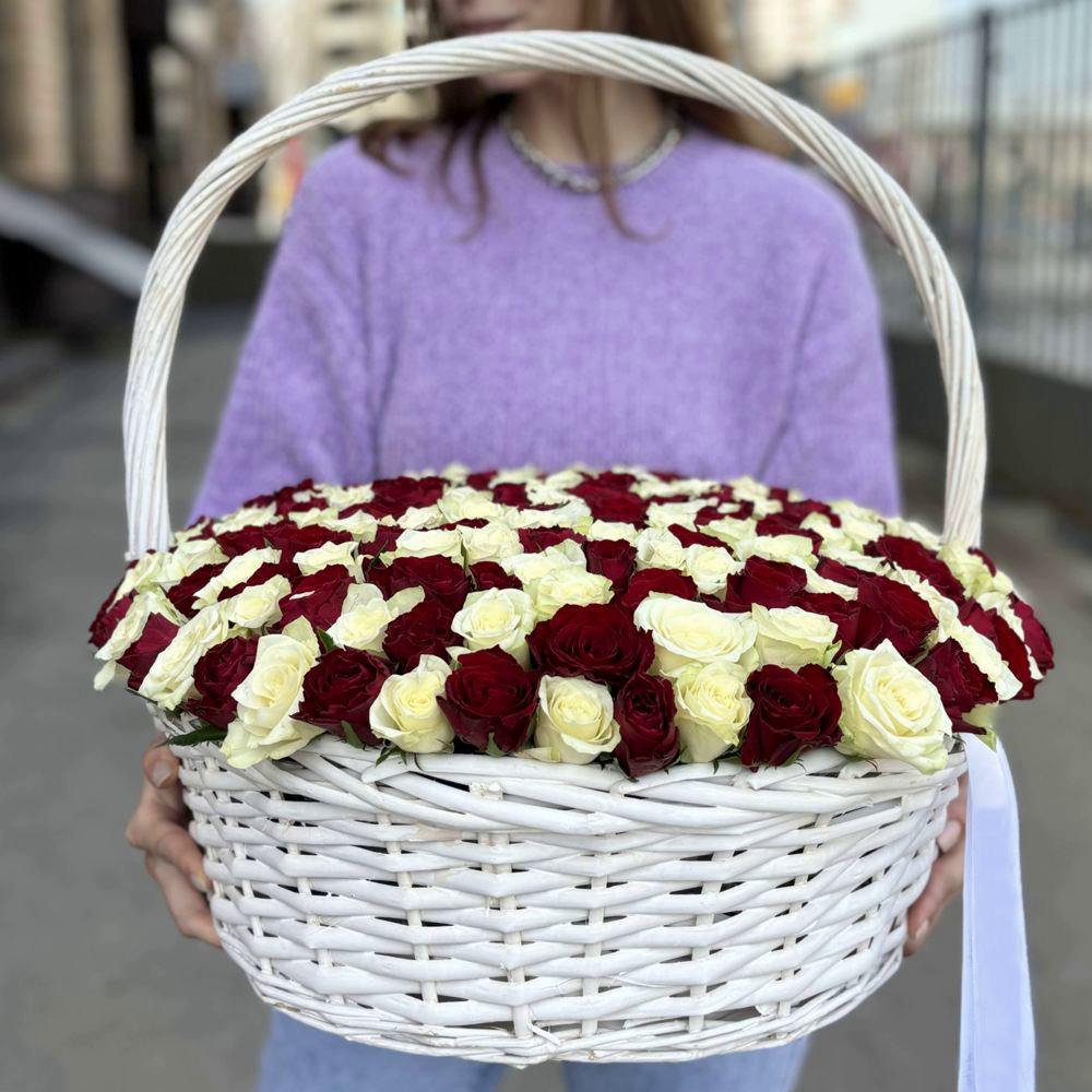 201 красная и белая роза в корзине