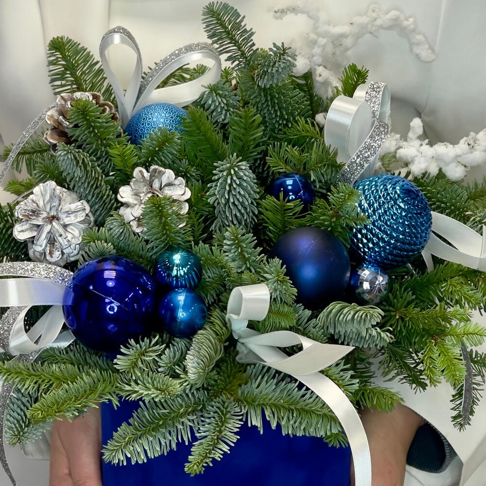 Новогодняя композиция из живой ели с шишками и игрушками