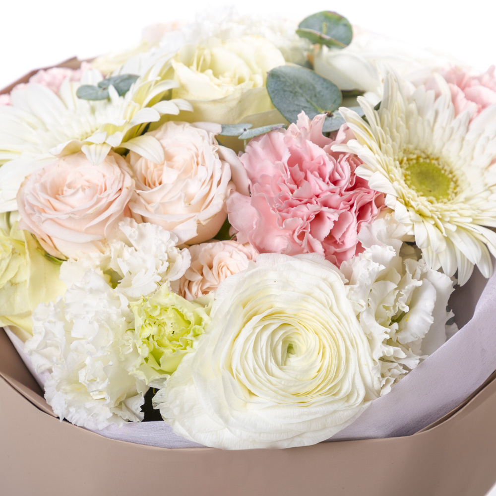 Букет из роз, гербер и ранункулюсов