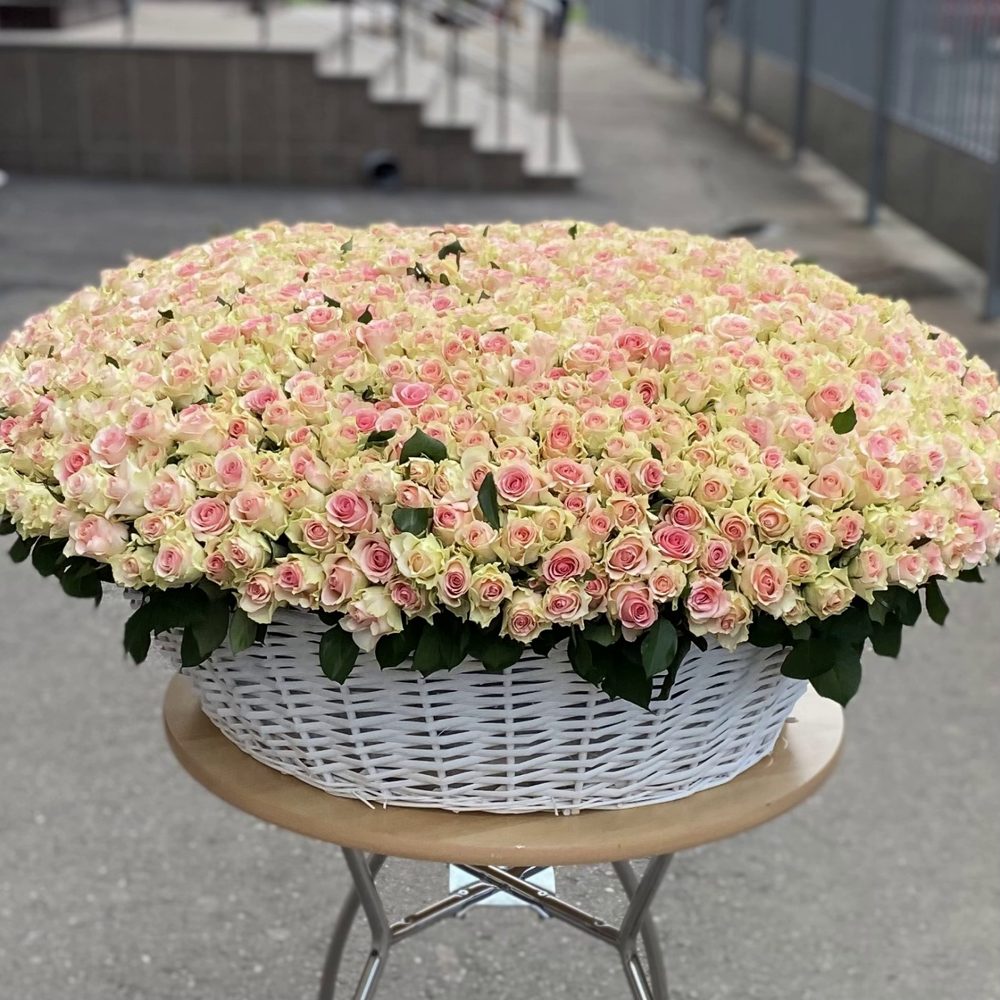 Шикарная корзина из 1001 нежно-розовой розы 