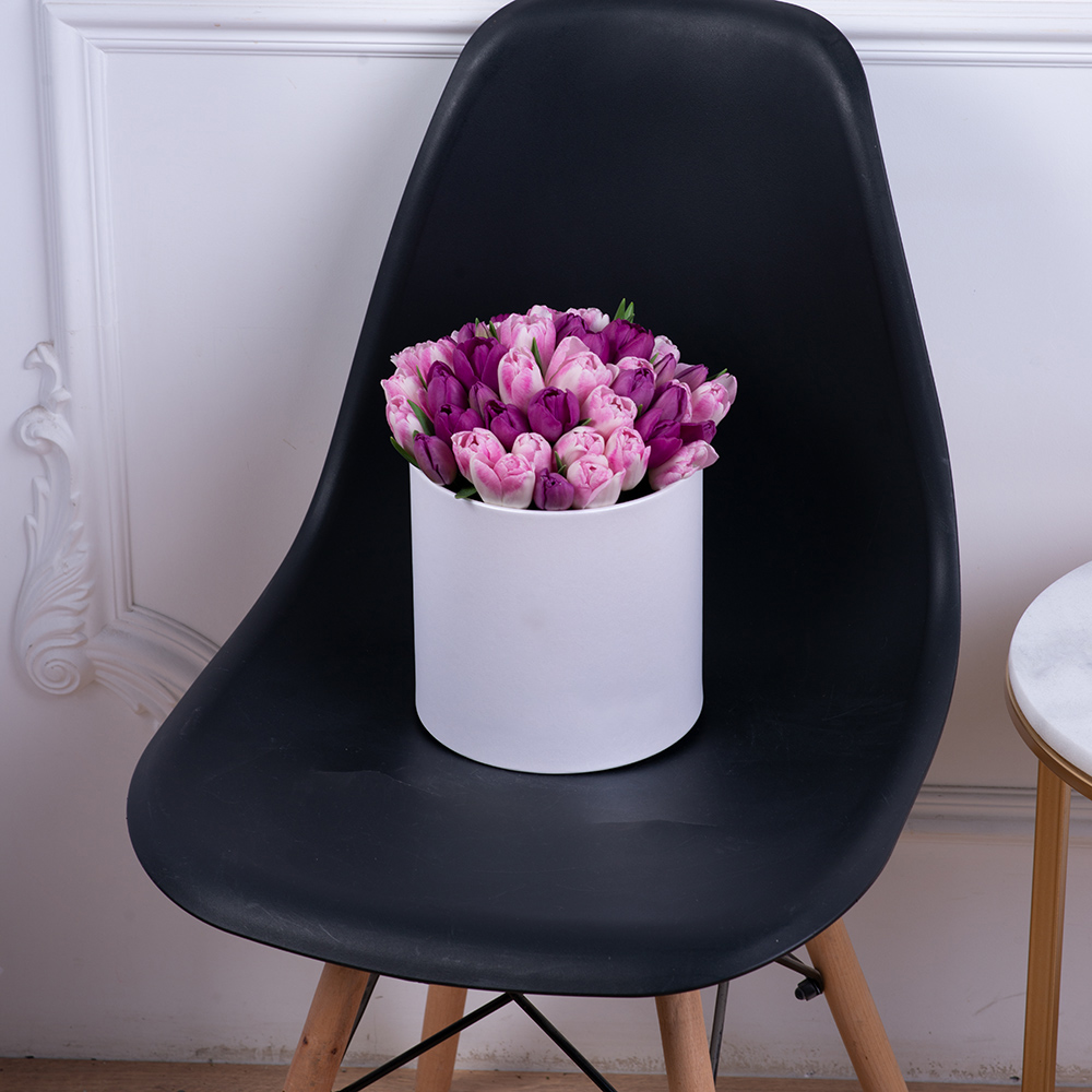 Разноцветный 51 тюльпан в белой шляпной коробке