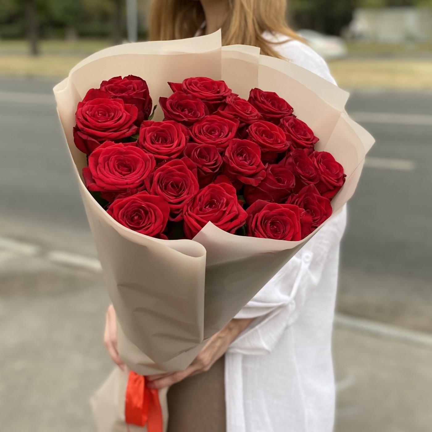Букет из 21 красной розы 70 см