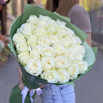 35 белых роз 50 см