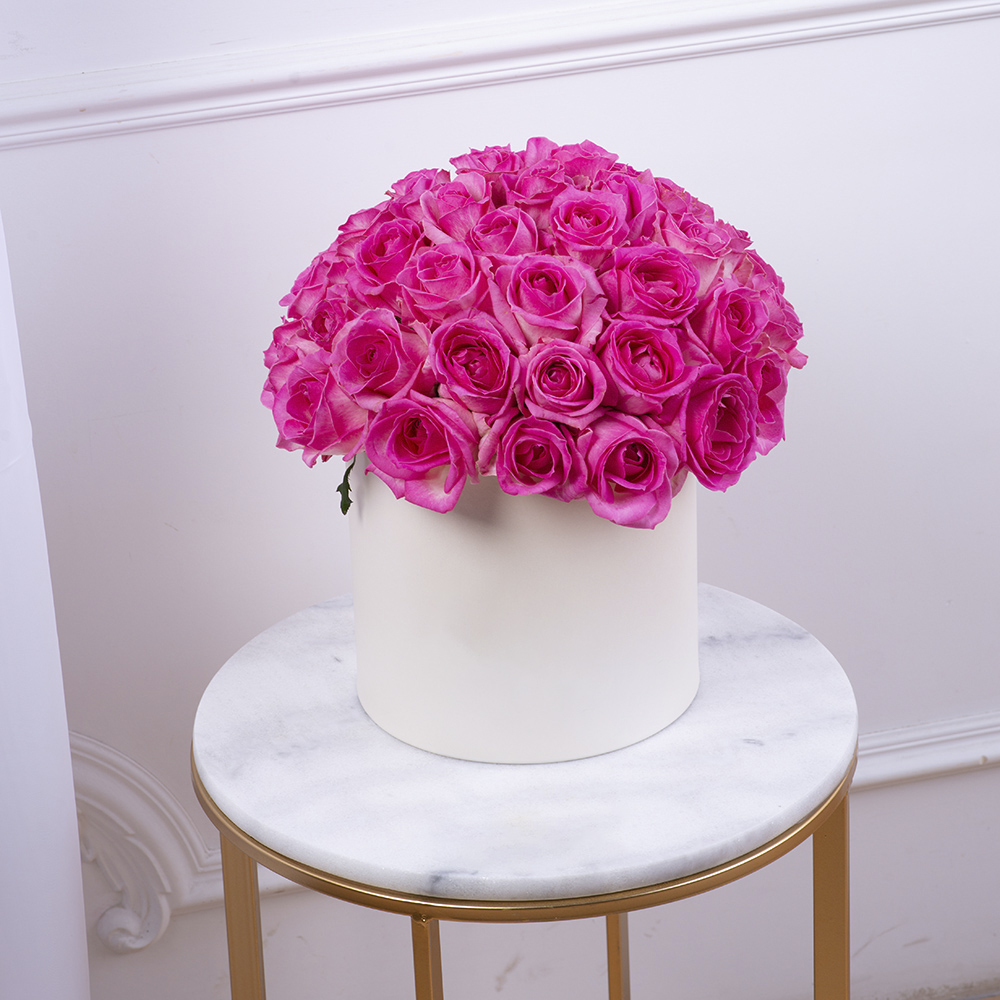 Букет из 51 малиновой розы premium в кремовой шляпной коробке