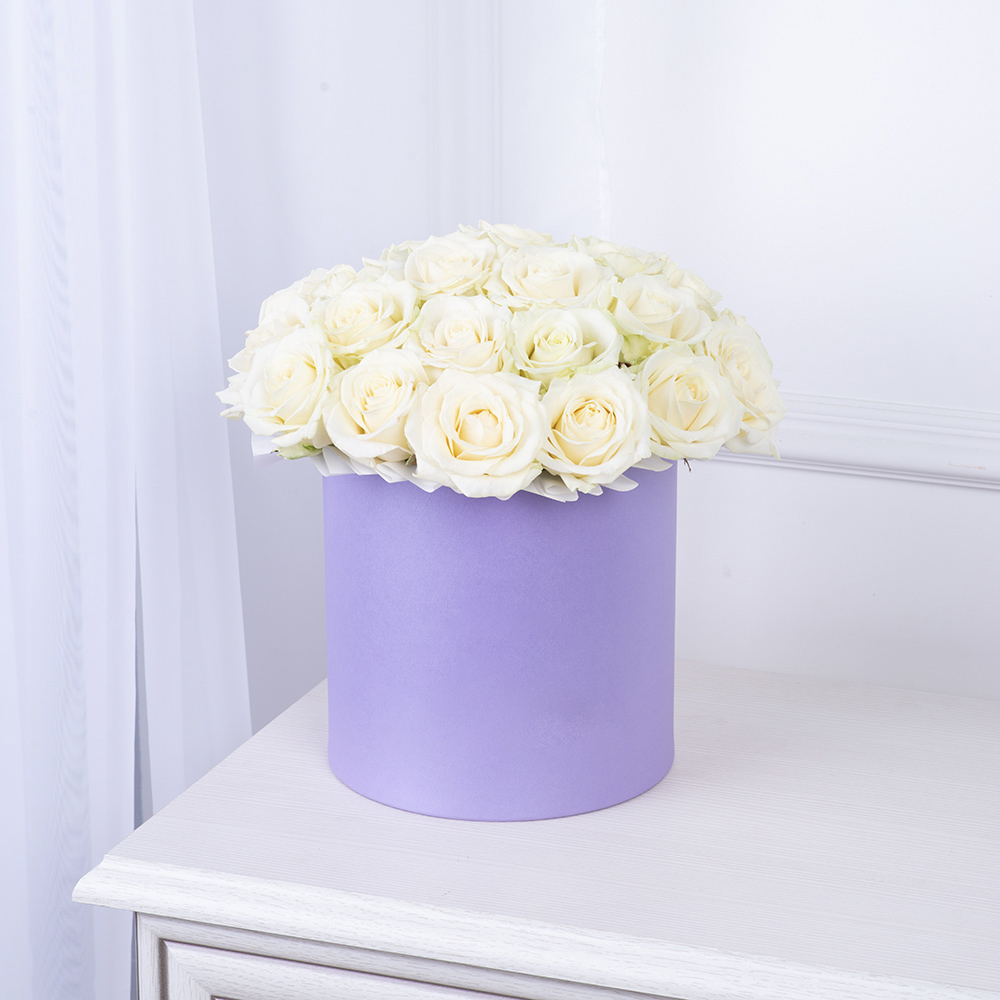 Букет из 25 белых роз premium в фиолетовой шляпной коробке