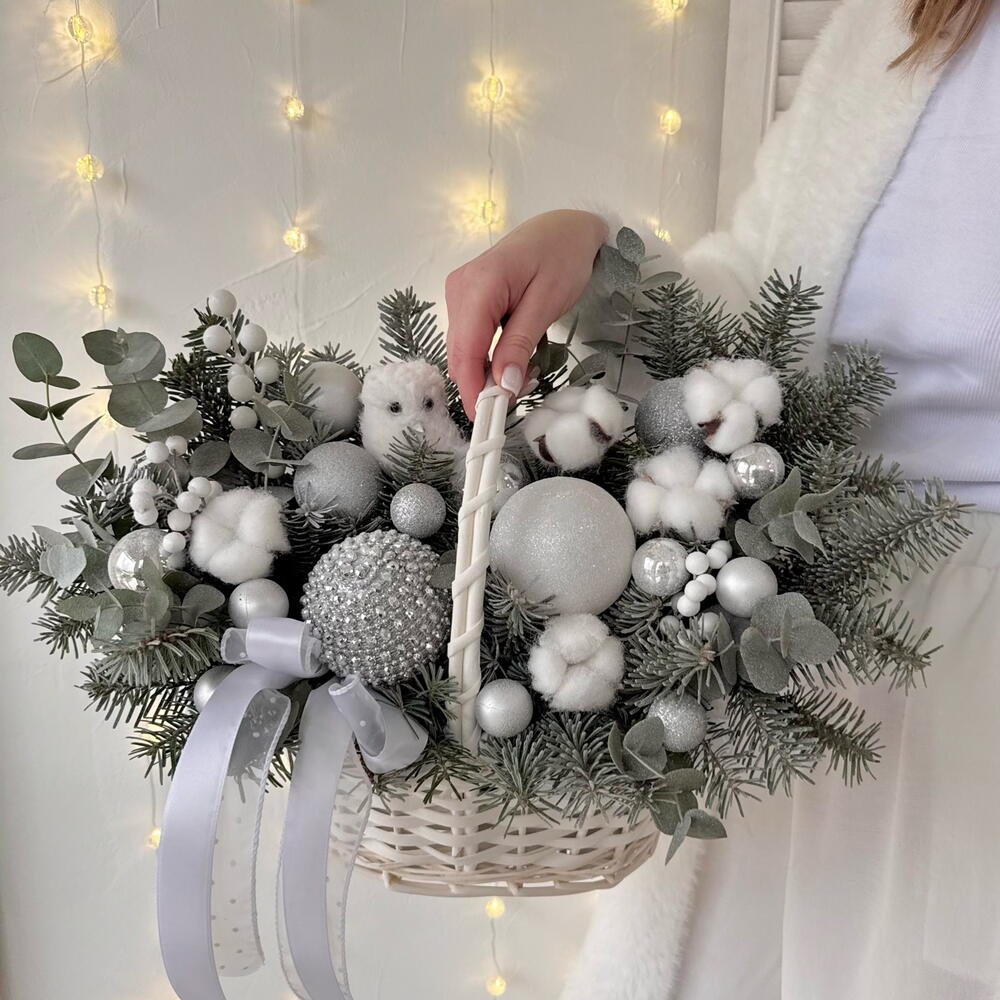 Зимняя корзина с нобилисом, эвкалиптом и новогодним декором