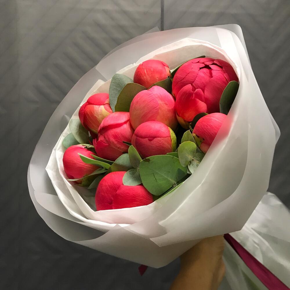Букет из 9 коралловых пионов