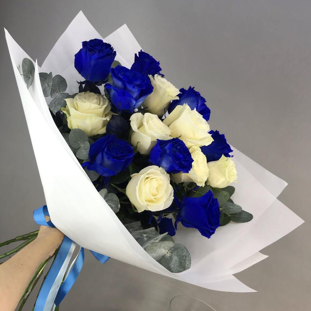 Букет из 15 синих и белых роз Эквадор