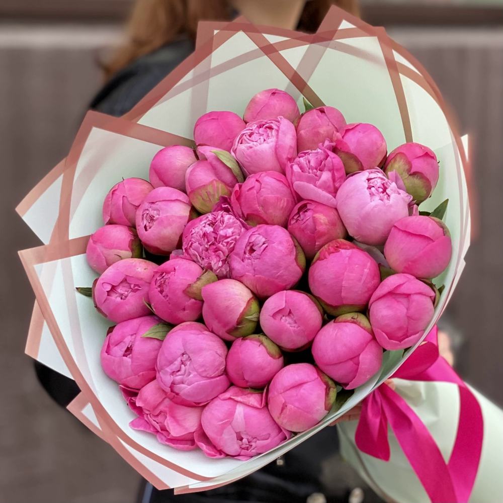 Букет из 31 розового пиона