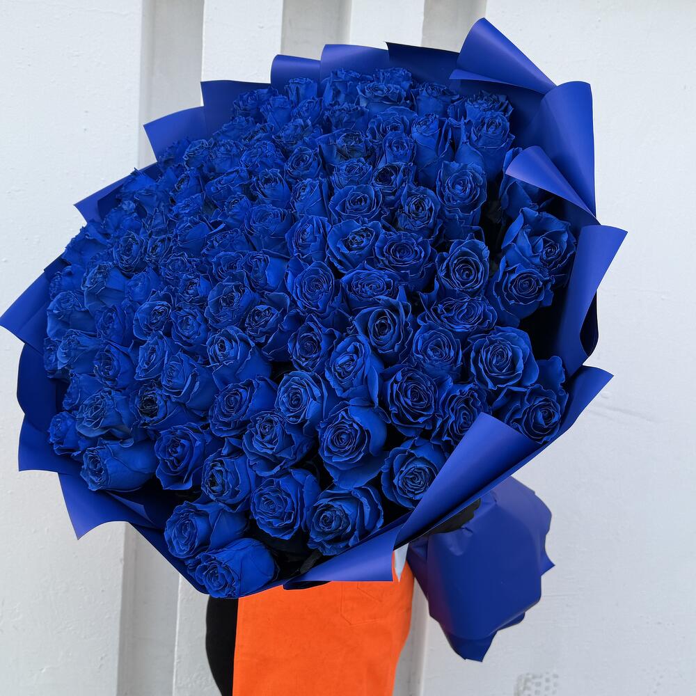 Букет из 101 синей розы в оформлении