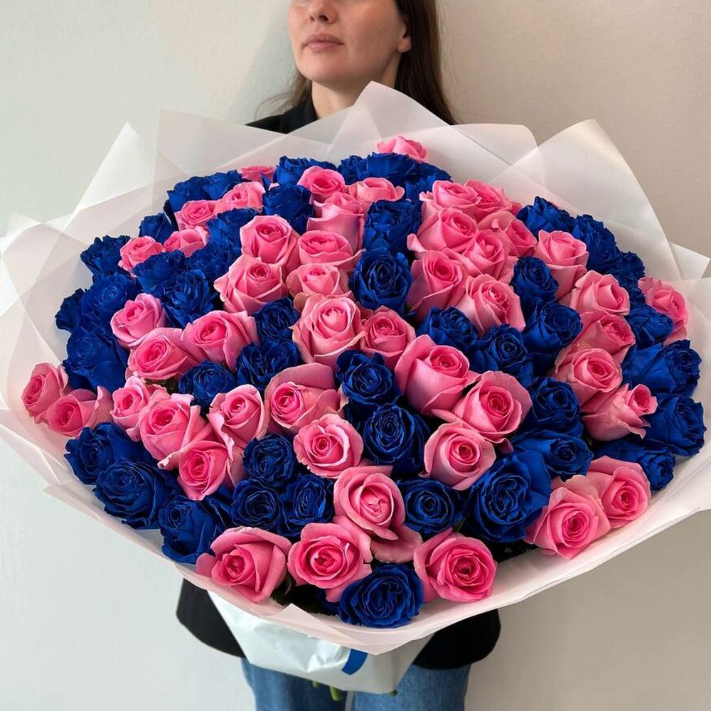 Букет из 101 синей и розовой розы