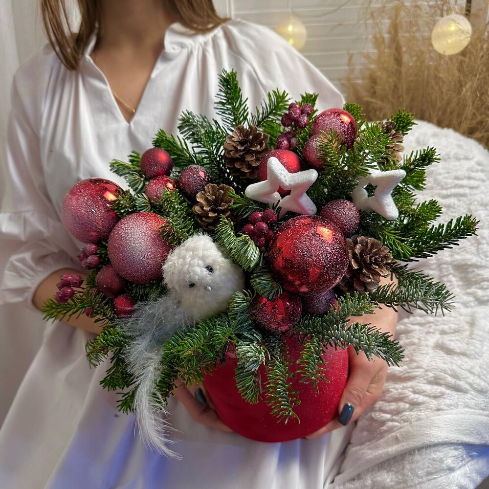 Зимняя композиция с живой елью в бархатной коробке