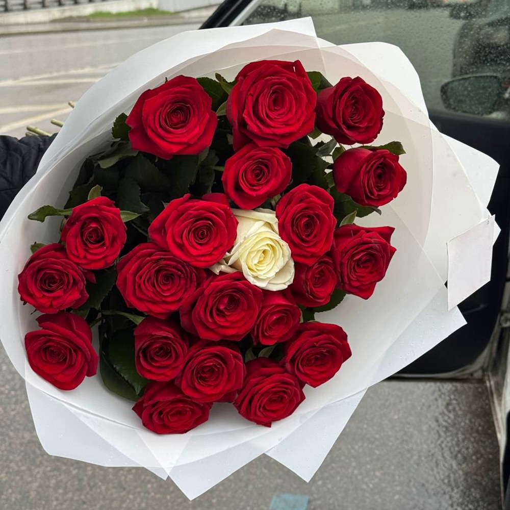 Букет из 21 красной розы 80 см