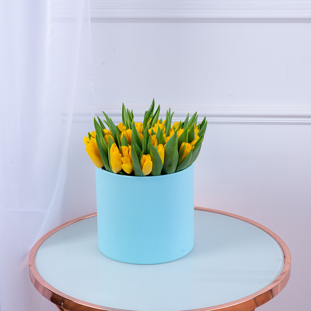 51 желтый тюльпан в голубой шляпной коробке