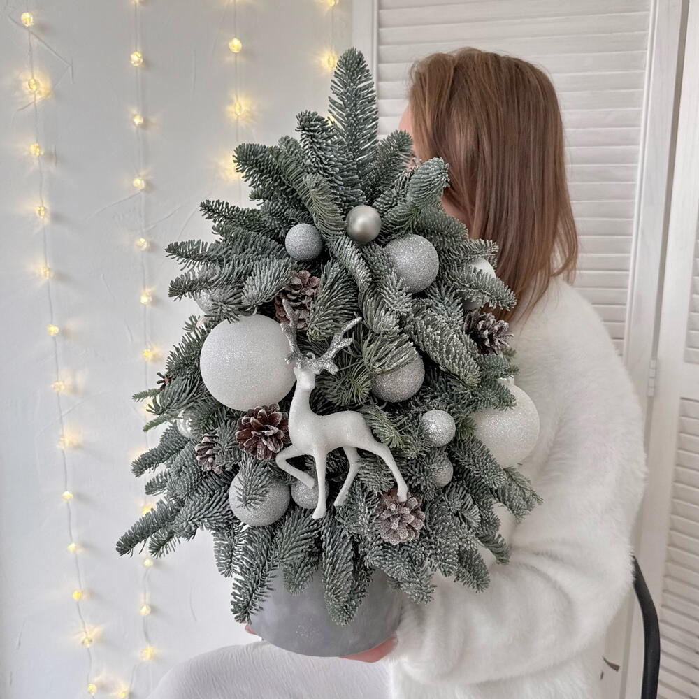 Авторская живая ель из нобилиса с новогодним декором 