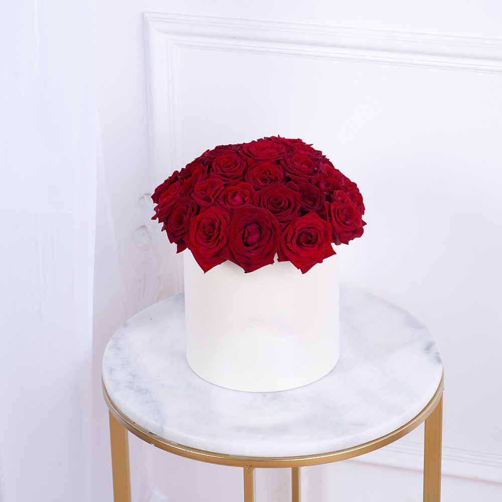 Букет из 35 красных роз premium в кремовой шляпной коробке