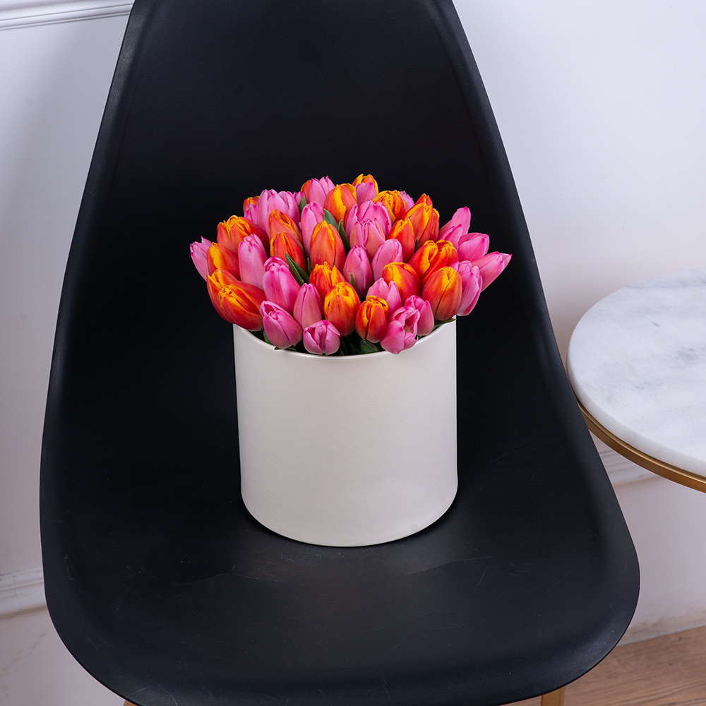 Букет микс из 51 тюльпана в кремовой шляпной коробке