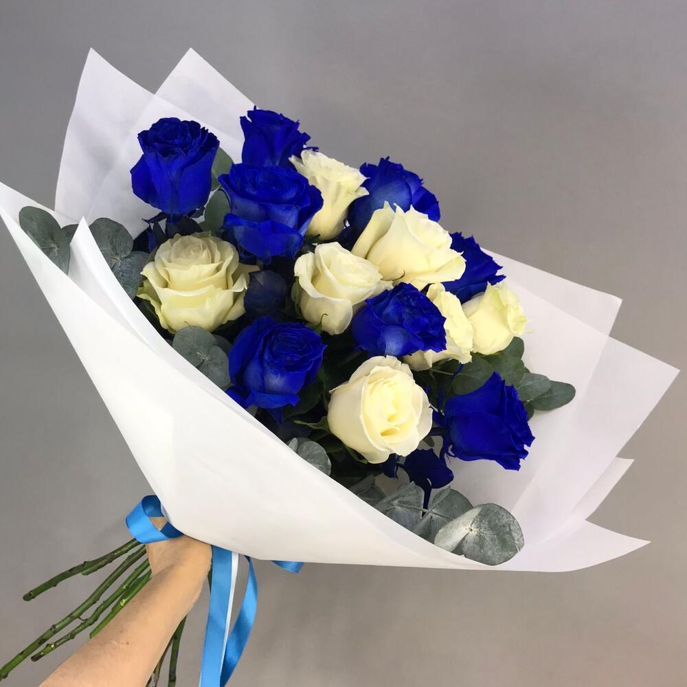 Букет из 15 синих и белых роз Эквадор