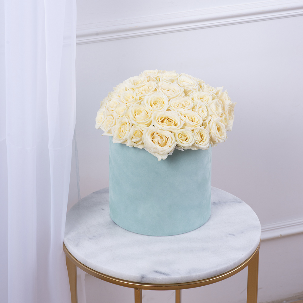 Букет из 51 белой розы premium в бархатной шляпной коробке