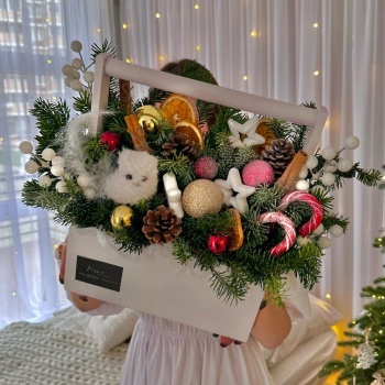 Зимняя композиция с живой елью, леденцами и декором