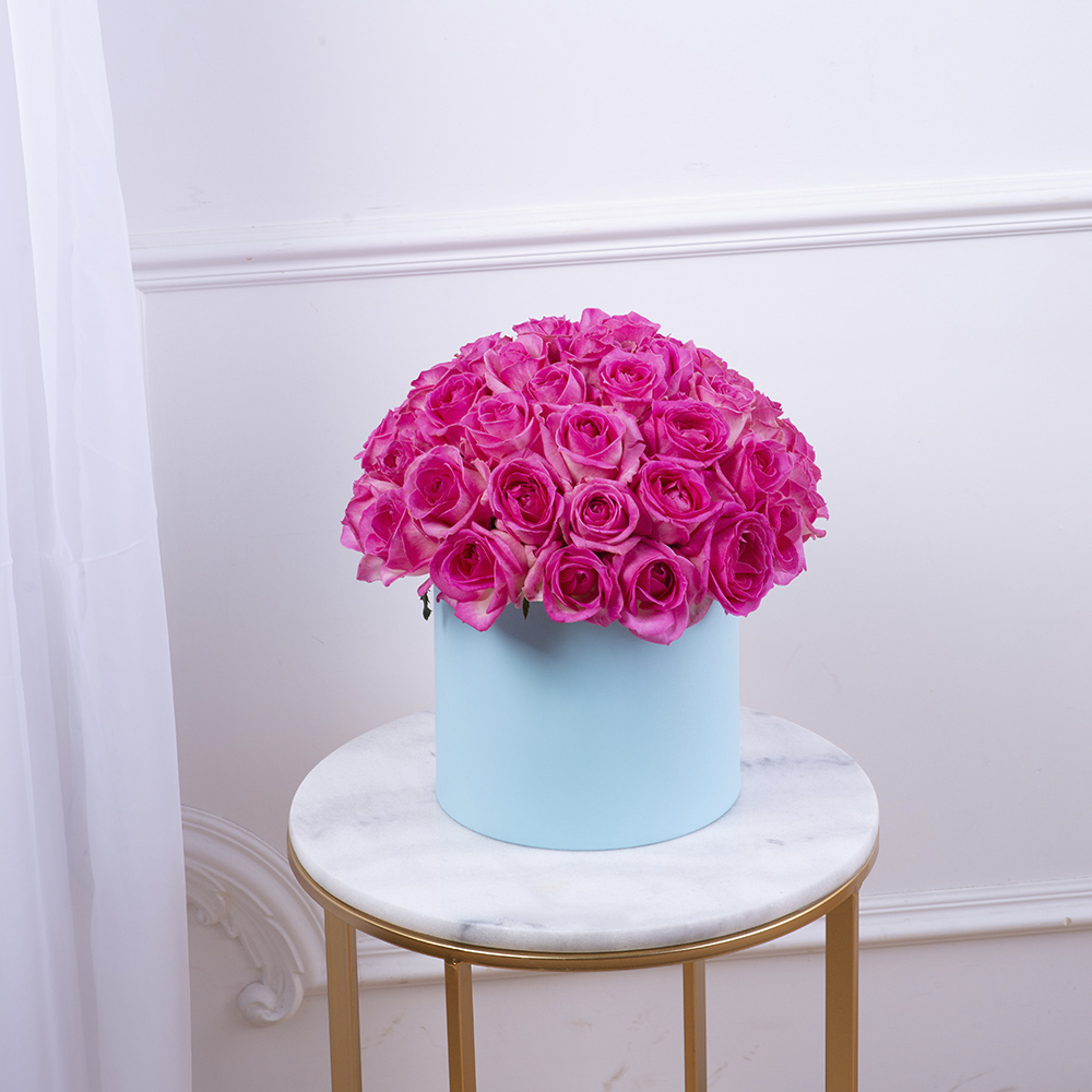 Букет из 51 малиновой розы premium в голубой шляпной коробке