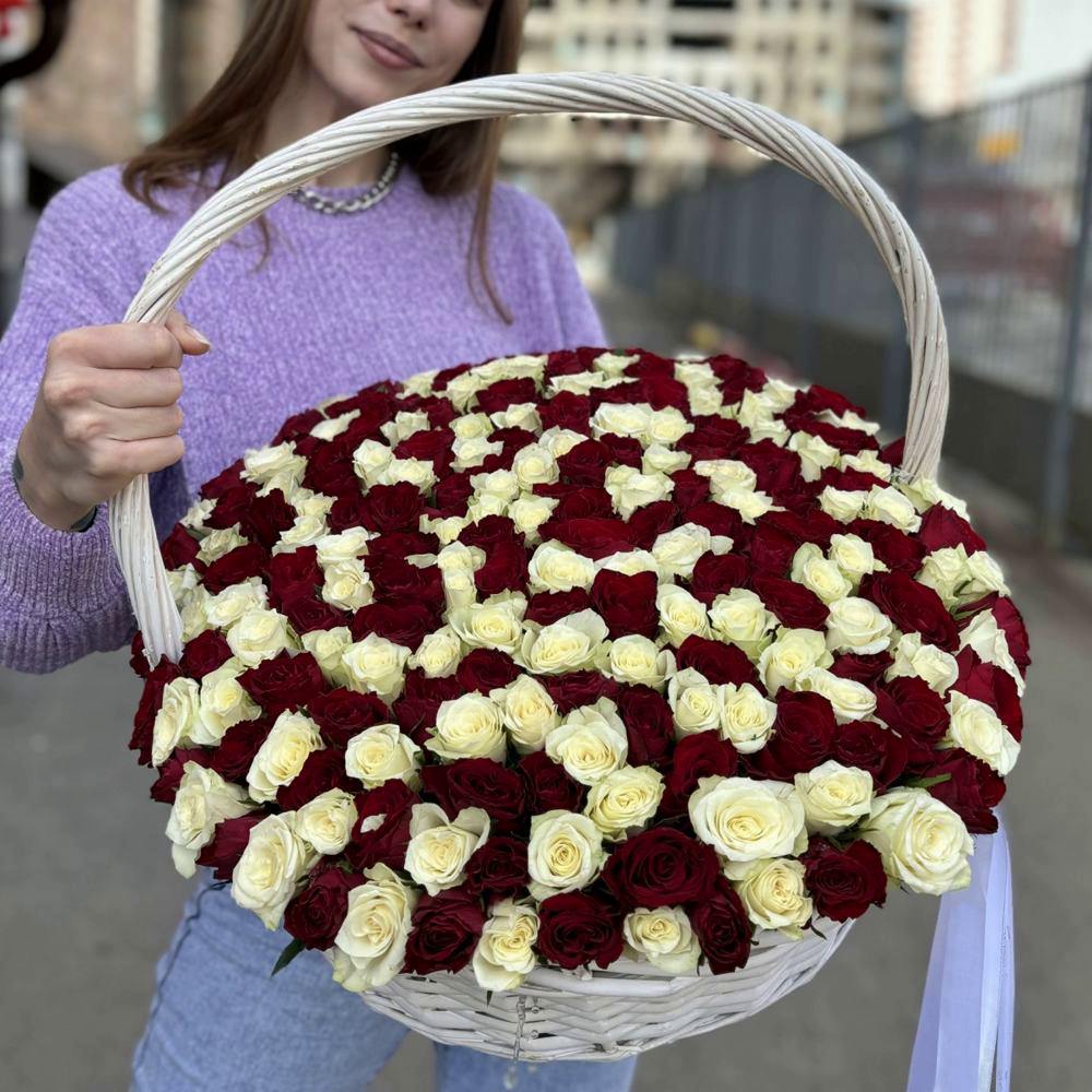 201 красная и белая роза в корзине