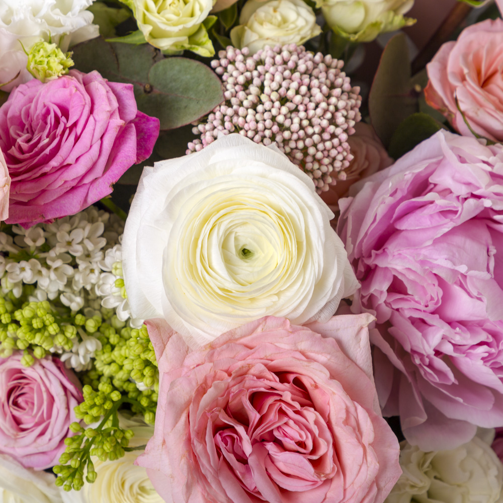 Букет из роз, пионов и ранункулюсов