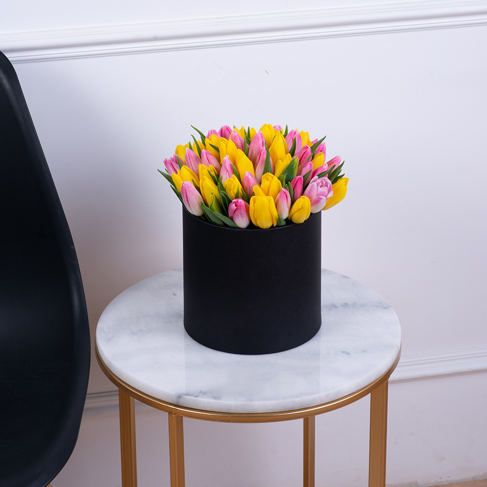 51 разноцветных тюльпан в черной шляпной коробке